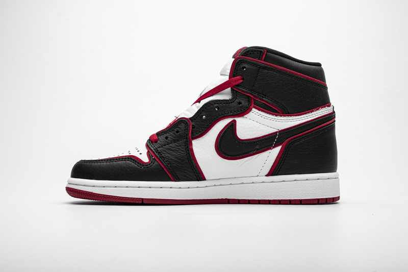 Air Jordan 1 Retro High OG 'Bloodline' 555088-062 - Stylish and Authentic Basketball Sneakers