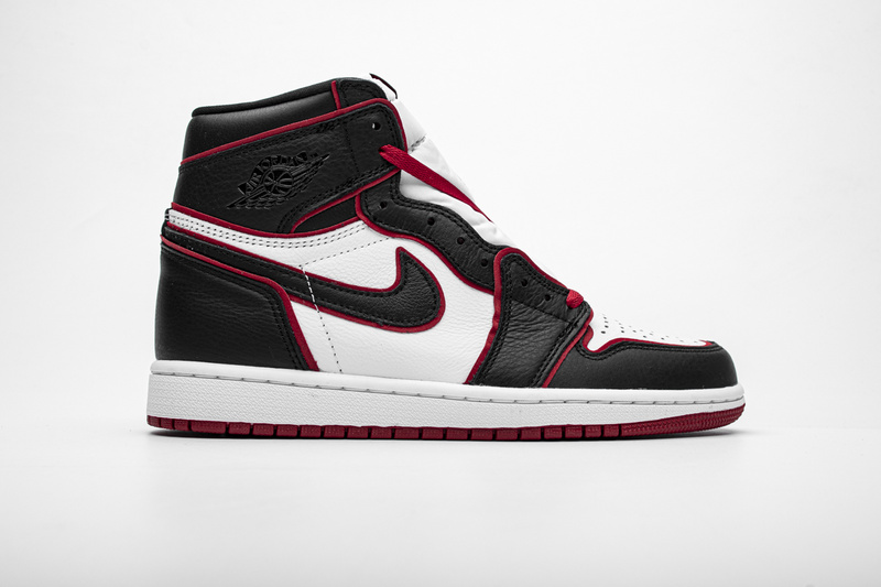 Air Jordan 1 Retro High OG 'Bloodline' 555088-062 - Stylish and Authentic Basketball Sneakers